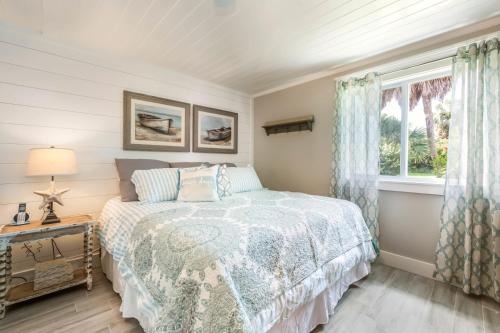 a bedroom with a bed and a window at Driftwood Villas at Anna Maria Island Inn in Holmes Beach