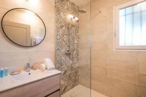 une salle de bain avec un lavabo et un miroir dans l'établissement Escapade Ensoleillée plage et Saint Tropez à pied - 20, à Saint-Tropez