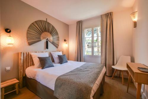 une chambre avec un grand lit et une fenêtre dans l'établissement Escapade Ensoleillée plage et Saint Tropez à pied - 20, à Saint-Tropez