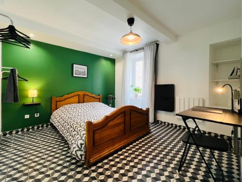 sypialnia z łóżkiem i zieloną ścianą w obiekcie DnN - Retro 1BR, center Thiers - free wifi and parking - near Vichy, Clermont, Lyon w mieście Thiers