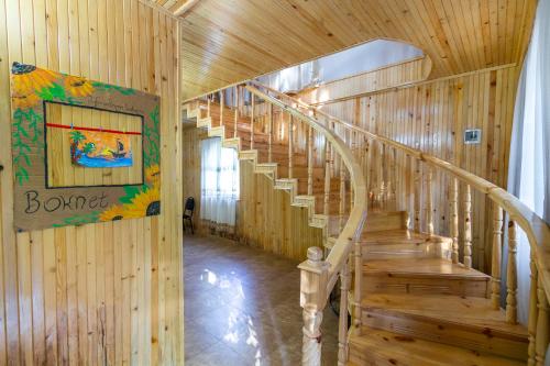eine Wendeltreppe in einem Holzgebäude mit Holzwänden in der Unterkunft Bokneti - Guest House, Agro Tourism Destination in Kʼareli
