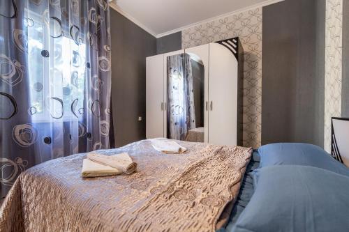 ein Schlafzimmer mit einem Bett und einem großen Spiegel in der Unterkunft Bokneti - Guest House, Agro Tourism Destination in Kʼareli