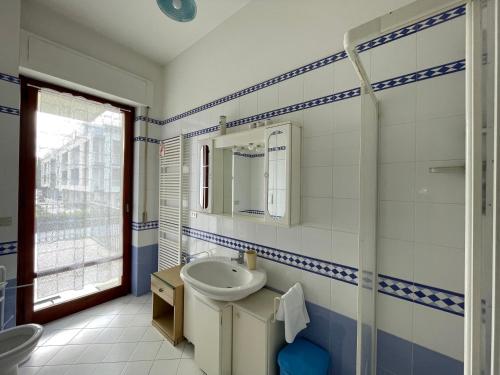 een badkamer met een wastafel en een spiegel bij Homiday - Parco della Pace in Pineto