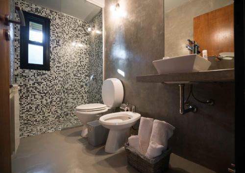 a bathroom with a toilet and a sink at Arcano Casa Montaña in Villa La Angostura