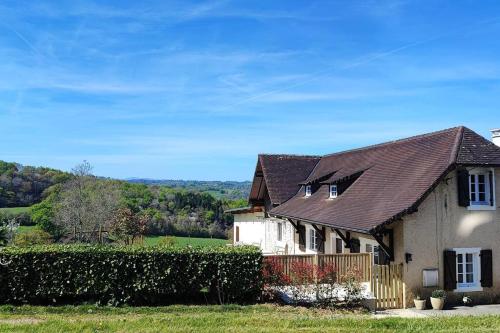 uma casa branca com um telhado castanho em Gîte Laplume em Monein