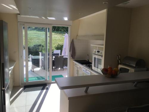 - une cuisine avec une table dans l'établissement La Roca, à Rocamadour