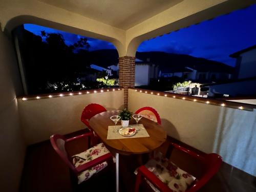 a table and chairs on a balcony with a window at Casa Rural La Chistera in Avila