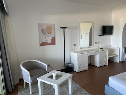 TV a/nebo společenská místnost v ubytování Domina Coral Bay Private Studios