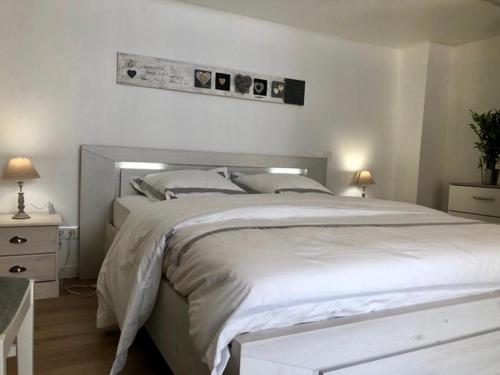 - une chambre blanche avec un grand lit et 2 tables de chevet dans l'établissement LA PAIX, à Aix-en-Provence