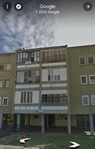 un edificio de apartamentos con ventanas en צפת שלי, en Safed