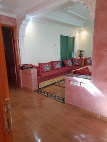 ein Wohnzimmer mit einer roten Couch in einem Zimmer in der Unterkunft شقة ازرو لللكراء in Azrou