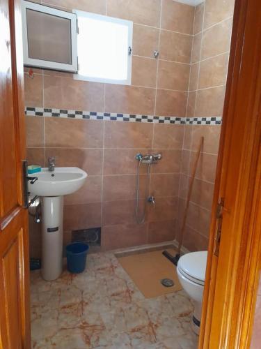 ein Bad mit einem Waschbecken und einem WC in der Unterkunft شقة ازرو لللكراء in Azrou