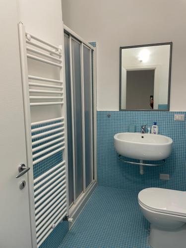 uma casa de banho com um lavatório e um WC em casa monte maggio em Cassino