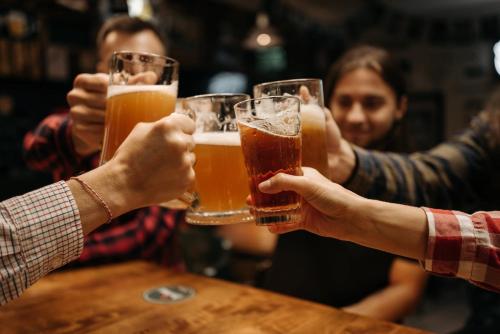a group of people holding up glasses of beer at Štaindlův kopec in Rapšach