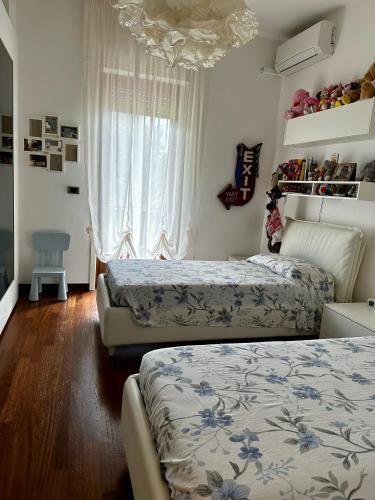 サンタ・カテリーナ・ディ・ナルドにあるVilla Porto Selvaggioのベッドルーム1室(ベッド2台、窓付)