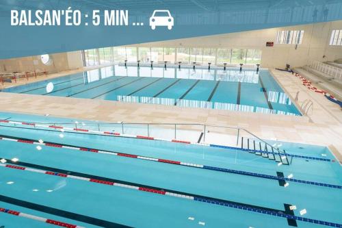 une grande piscine avec de l'eau bleue dans l'établissement Le Studio des Halles • Hypercentre • Netflix, à Châteauroux