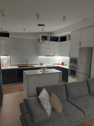sala de estar con sofá y cocina en Sea View Apartment Durres, en Durrës