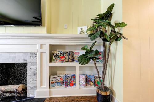 a living room with a fireplace and a potted plant at Lemonade Lodge in Oklahoma City