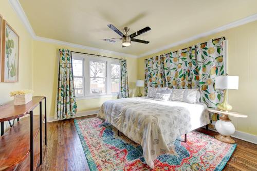 sypialnia z łóżkiem i wentylatorem sufitowym w obiekcie Lemonade Lodge w mieście Oklahoma City