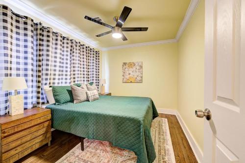 a bedroom with a bed and a ceiling fan at Lemonade Lodge in Oklahoma City