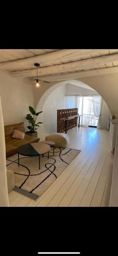 un salon avec un canapé et une table dans l'établissement Le Refuge Secret 5min Uzès, à Serviers-et-Labaume