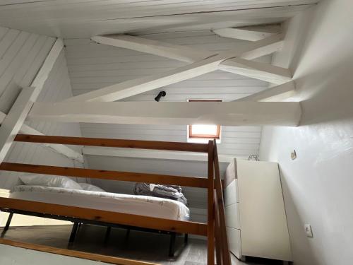 een kamer met een stapelbed op zolder bij Studio Lilouna avec parking privé in Le Tréport