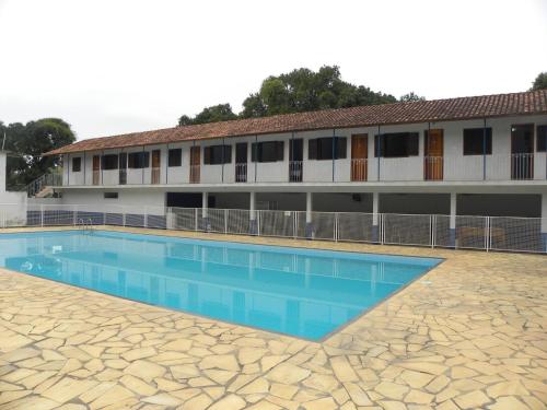 uma piscina em frente a um edifício em Pousada São Manoel em Valença