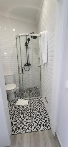 a bathroom with a shower and a toilet at RIVERINN QUARTOS No Centro Histórico De Portimão RC in Portimão