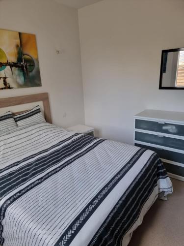 1 dormitorio con 1 cama y vestidor en Port de Riberou, en Saujon