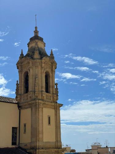 Un ancien bâtiment avec une tour en haut dans l'établissement Il Campanile, à Agrigente