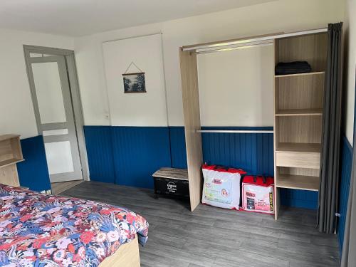 1 dormitorio con cama, espejo y estanterías en Gîte Lilou avec parking privé en Le Tréport