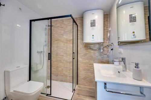 łazienka z prysznicem, toaletą i umywalką w obiekcie VB Diana 1BR Marina & Sea views w mieście Benalmádena