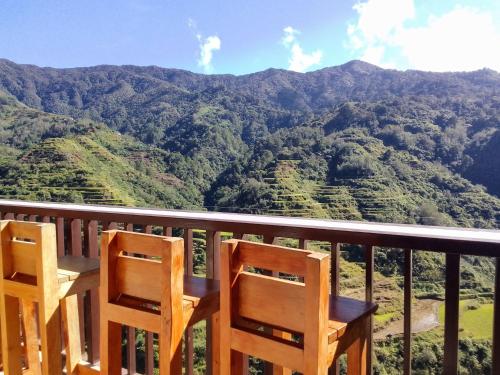 2 stoelen op een balkon met uitzicht op een berg bij Dad's Place lodge and restaurant 