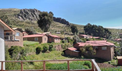 Ocosuyo的住宿－Dawn House，一座有房子的村庄和一座山的背景