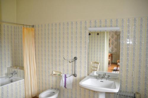 Ванная комната в La Valette, XVIIs House, Futuroscope