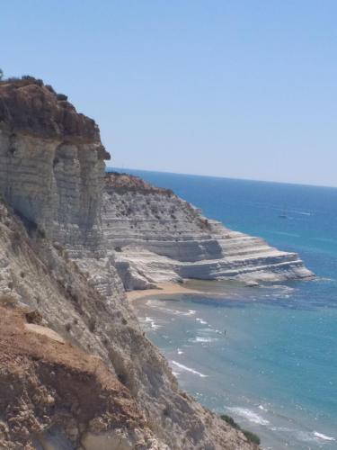 een uitzicht op de oceaan en een rotsachtige kust bij O SOLE MIO in Agrigento