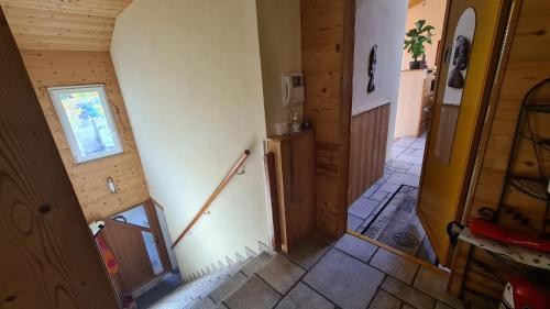 an overhead view of a hallway in a house at Chez Pewee, beau duplex en ville, parc privé in Martigny-Ville