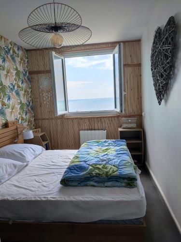 une chambre avec un lit avec un oreiller dessus dans l'établissement Appartement Type 3 face mer, à Saint-Hilaire-de-Riez