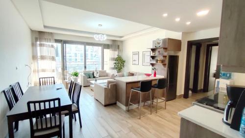 cocina y sala de estar con sofá y mesa en Bridge apartments, en Amán