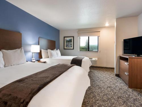My Place Hotel-Lubbock, TX في لوبوك: غرفة فندقية بسريرين وتلفزيون بشاشة مسطحة