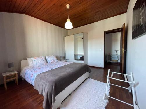 - une chambre avec un grand lit et un miroir dans l'établissement Casa do Moleiro, à Caldas da Rainha