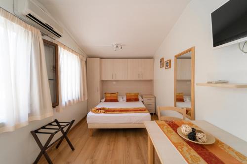 マイオーリにあるCasa Vacanza San Pietroの小さなベッドルーム(ベッド1台、テーブル付)