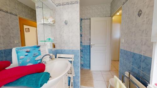 een badkamer met een bad en een wastafel bij La Terrasse du Port de Saint Gilles in Saint-Gilles-Croix-de-Vie