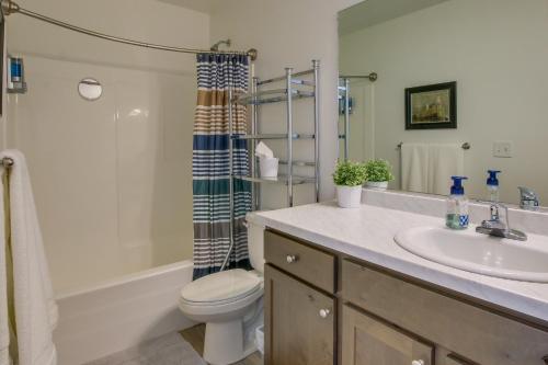 Bathroom sa Quiet Providence Townhome Near Shops and Dining