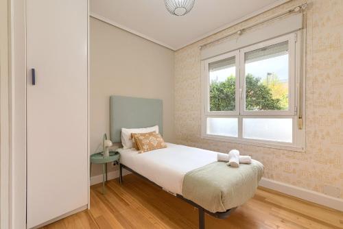 a bedroom with a bed and a window at Apartamento reformado en zona residencial con garaje y wifi in Bilbao