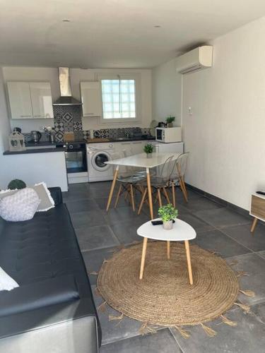 une cuisine et un salon avec un canapé et une table dans l'établissement Valensole, à Valensole