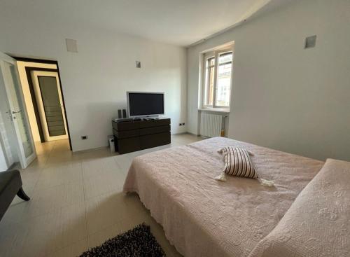 オストゥーニにあるCasa Marìのベッドルーム(大型ベッド1台、テレビ付)
