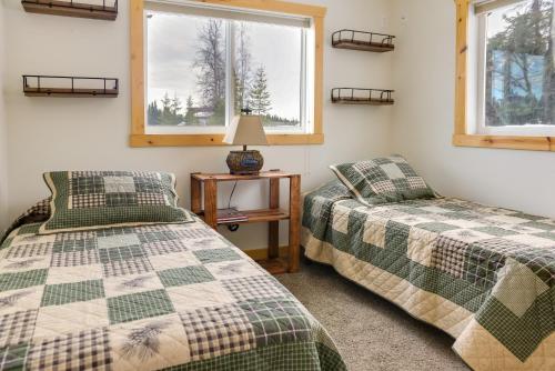 2 camas en una habitación con 2 ventanas en Soldotna Vacation Rental about 12 Mi to Kenai Beach, en Soldotna