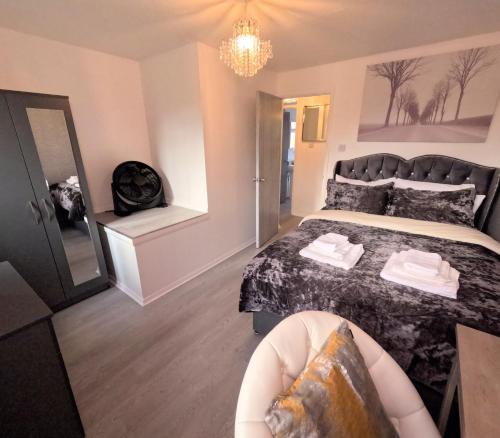 a bedroom with a bed and a mirror at Milton Keynes Luxury Short Stay House with WIFI and Free Parking in Wolverton