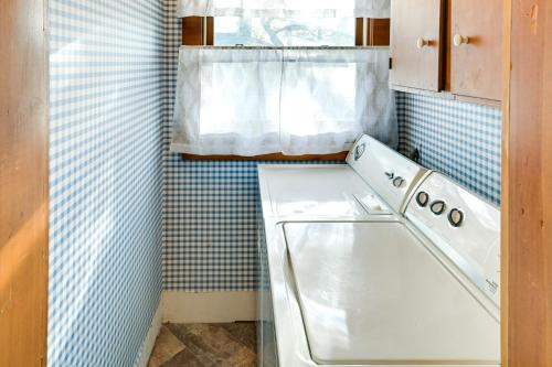 y baño pequeño con lavadora y secadora. en Charming Pet-Friendly Vacation Rental with Backyard!, 